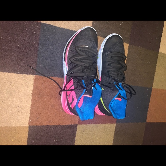 Kyrie 5 basketball shoes - Picture 3 of 3